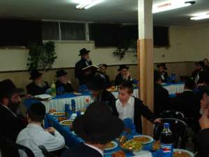 Rabbi Chrysler reading the end of Menachos