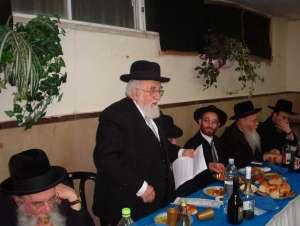 Rabbi Chaim Wilchansky speaking at the Siyum